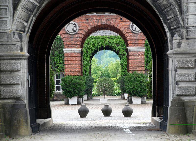 Entrée et vue sur la cour