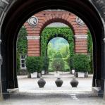 Entrée et vue sur la cour